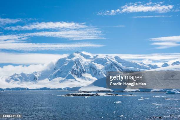 antarctic sea ice, polar climate, rising global temperatures. - antarctica fotografías e imágenes de stock