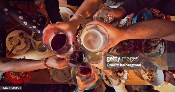 hochwinkelaufnahme von festlichem toast über dem thanksgiving-esstisch - friends toasting above table stock-fotos und bilder