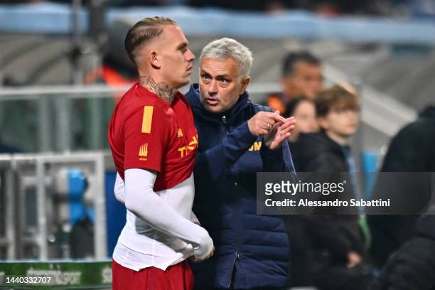 Jose Mourinho speaks to Rick Karsdorp of AS Roma before they are substituted during the Serie A match between US Sassuolo and AS Roma at Mapei...