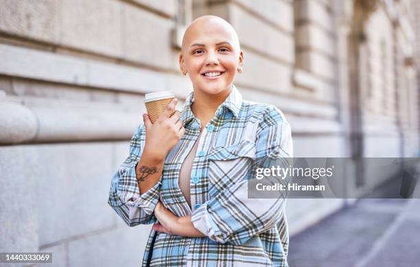 mujer calva, café y motivación de mujer fuerte, orgullosa e independiente libre de cáncer de pie al aire libre en la calle de la ciudad con una sonrisa. chica feliz con mentalidad positiva, té y alegría en la calle urbana - calvo fotografías e imágenes de stock