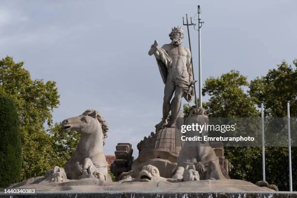 front view of the neptune fountain in madrid on a sunny day. - fountain of neptune madrid stock-fotos und bilder