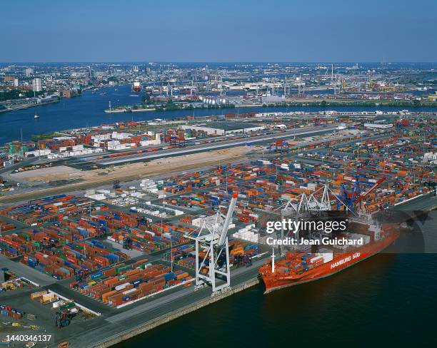 Vue aérienne de nombreux conteneurs sur le site d'un terminal à conteneurs dans le port de Hambourg, en 2009.