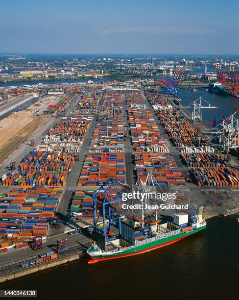 Cette vue aérienne montre un porte-conteneurs en train d'être chargé et déchargé dans un terminal à conteneurs du port de Hambourg, en 2009.
