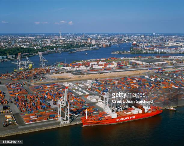 Cette vue aérienne montre un porte-conteneurs en train d'être chargé et déchargé dans un terminal à conteneurs du port de Hambourg, en 2009.