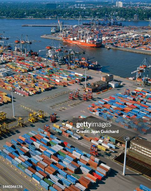 Vue aérienne de nombreux conteneurs sur le site d'un terminal à conteneurs dans le port de Hambourg, en 2009.