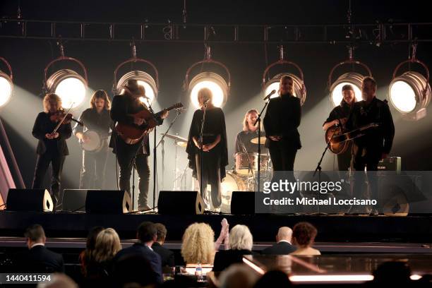 Chris Stapleton and Patty Loveless perform onstage at The 56th Annual CMA Awards at Bridgestone Arena on November 09, 2022 in Nashville, Tennessee.