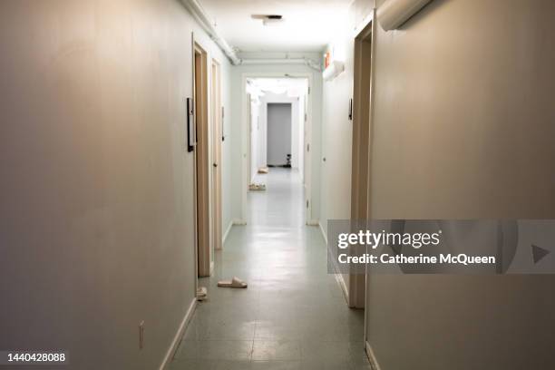 corridor in student dormitory - schlafsaal stock-fotos und bilder