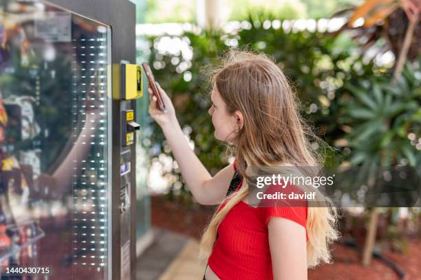 person making a digital payment at a vending machine - máquina de venda automática imagens e fotografias de stock