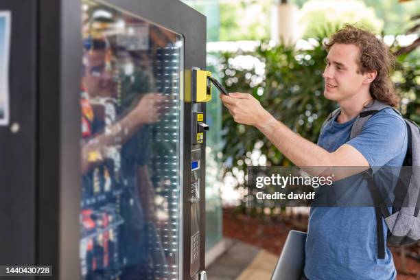 person making a digital payment at a vending machine - máquina de venda automática imagens e fotografias de stock