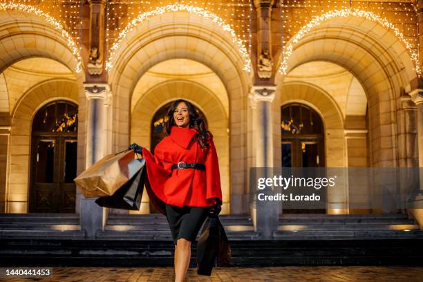 eine schöne frau mittleren alters bei winter shopping in holland - rotterdam shopping stock-fotos und bilder