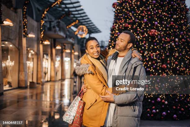 ein gemischtrassiges paar bei winter xmas shopping in rotterdam - rotterdam shopping stock-fotos und bilder