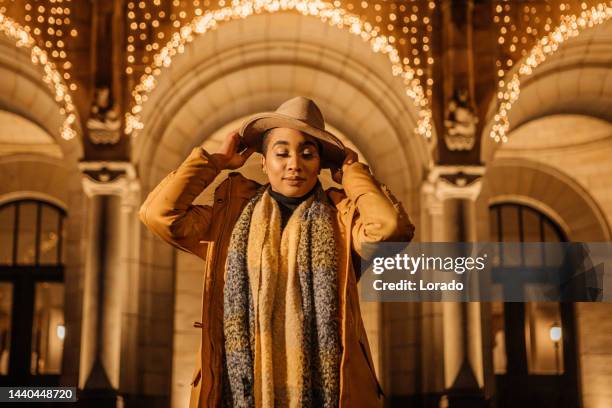 eine gemischtrassige frau beim winter xmas shopping in rotterdam - rotterdam shopping stock-fotos und bilder