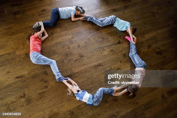 above view of children's connection on the floor. - children circle floor stock pictures, royalty-free photos & images