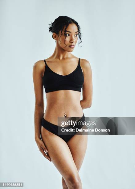 mujer femenina en ropa interior para la salud corporal sobre un fondo de estudio blanco. modelo femenina afroamericana en lencería para el cuidado del cuerpo, la salud y el bienestar natural sobre un fondo blanco. - black slip fotografías e imágenes de stock