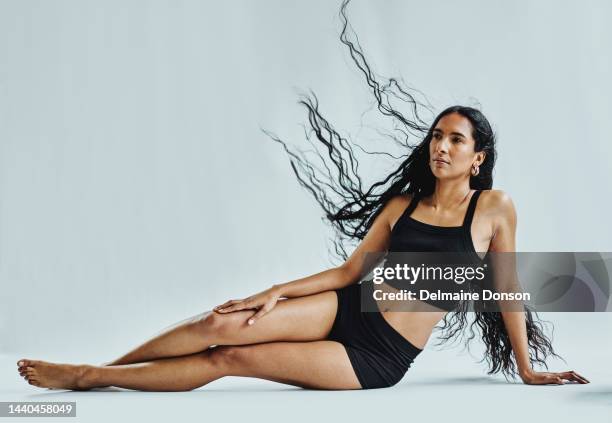 cheveux, femme et modèle en studio pour la beauté, les soins capillaires et la croissance naturelle et bouclée sur cheveux longs et brillants sur fond blanc. la dame indienne se détend pour se faire dorloter, se toiletter et prendre soin des extensions - female body hair photos et images de collection