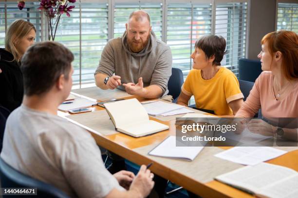 a community care giver volunteering at a refugee learning centre - philanthropist 個照片及圖片檔