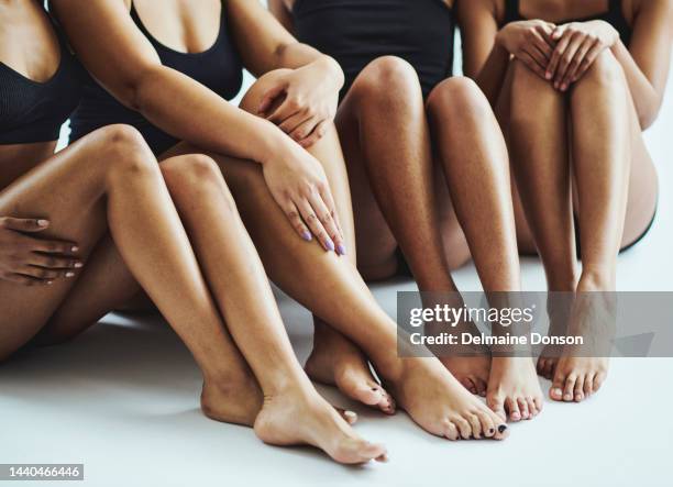 自己愛グループ、ボディポジティブ、女性の脚を一緒にサポート、連帯、美容セルフケア。白い背景に黒人女性のエンパワーメント、スキンケア、ガールフレンドのペディキュアの足 - female foot models ストックフォトと画像
