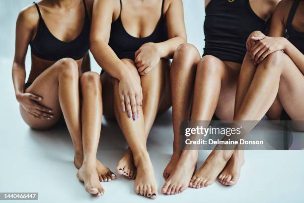 美容、黒人、女性の脚のスキンケアで、美容的で健康的で滑らかなボディケア。スタジオで白い背景に脚を剃る治療広告用の下着を着たモデルグループ。 - female foot models ストックフォトと画像