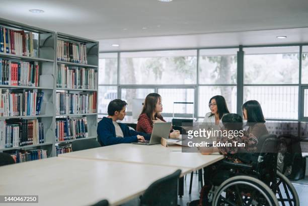 diversifizieren sie asiatische college-studenten, die weiblichen tutoren in der bibliotheksdiskussion zuhören - chinese tutor study stock-fotos und bilder
