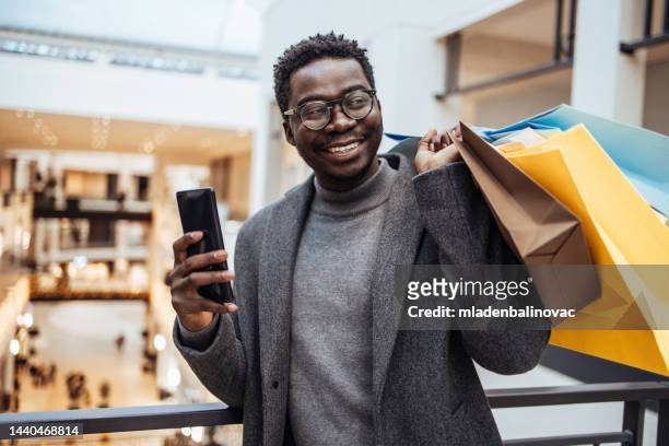 hombre de negocios en un centro comercial - black friday shopping event fotografías e imágenes de stock