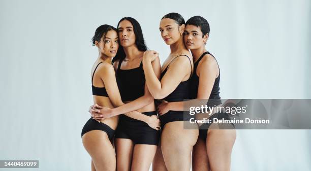 frauen, beauty und freunde in unterwäsche umarmen sich auf blauem studiohintergrund. feminine ermächtigung, körper positiv und plus size schöne mädchen und weibliche models mit selbstliebe denkweise und natürlichen körpern. - africa unite stock-fotos und bilder