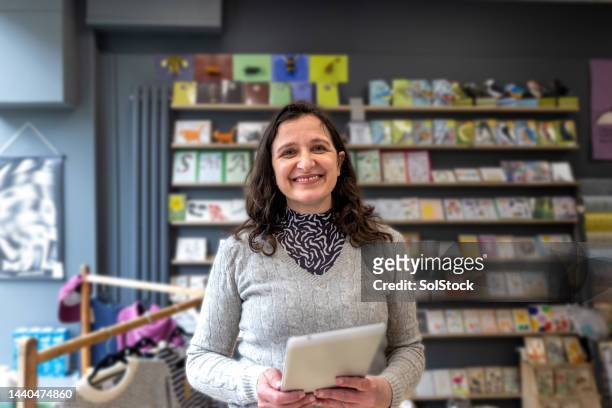 eco shop assistant looking into the camera - enterprise stock pictures, royalty-free photos & images