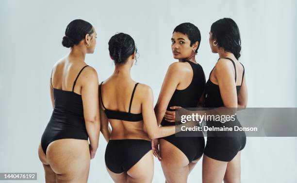 cuerpo positivo, grupo de mujeres y cuerpo diferente juntos en estudio. chicas o amigas curvilíneas, normales y delgadas en ropa interior con diversidad, solidaridad o poder e inclusión natural de salud o bienestar - estrias fotografías e imágenes de stock