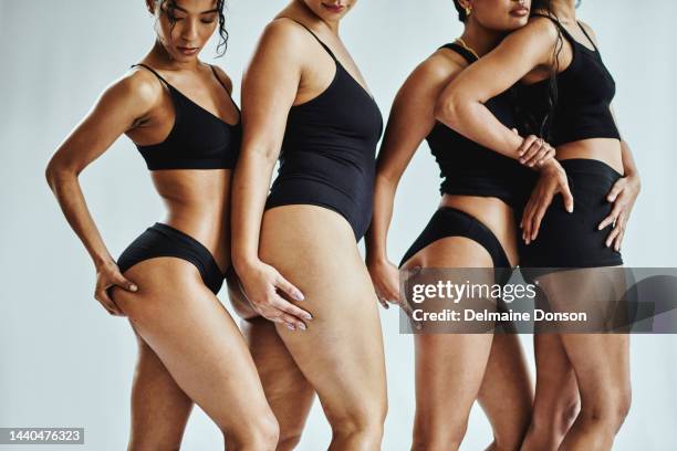 frauen, body positivity und vielfalt, haut und gewicht, model in unterwäsche zur aufnahme von form- und größenwerbung. fett, schlank und kollaborativ, wellness und gesundheit mit gemeinschaft und empowerment. - oberschenkel stock-fotos und bilder