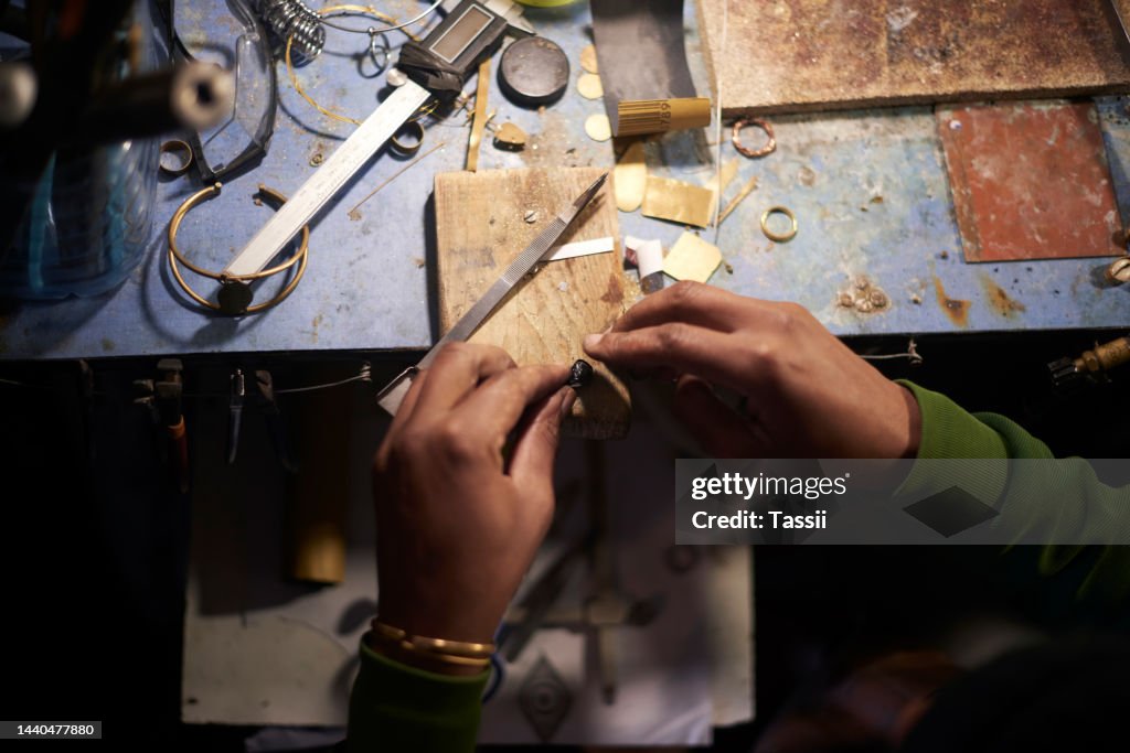 Tischler, Holzwerkstatt und Hände von Menschen, die eine Reparatur durchführen, ein Objekt bauen oder Holzmöbel herstellen. Tischlerindustrie, Handwerk und Arbeitsplatzfertiger, der mit professionellen Hardware-Werkzeugen arbeitet