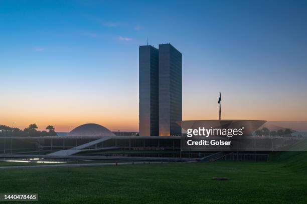 dawn beim brasilianischen nationalkongress, brasilia, brasilien - brasília stock-fotos und bilder