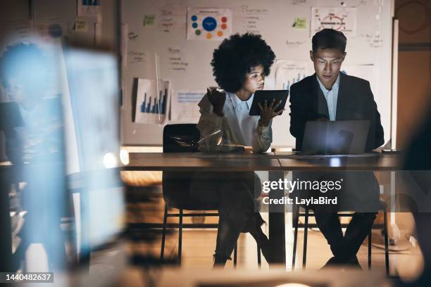 équipe de travail, de nuit et de bureau avec la technologie dans l’obscurité en planifiant une stratégie informatique et de code d’entreprise. diversité de la collaboration en équipe sur l’interface utilisateur de tablette, l’informatique ux e - capacité photos et images de collection