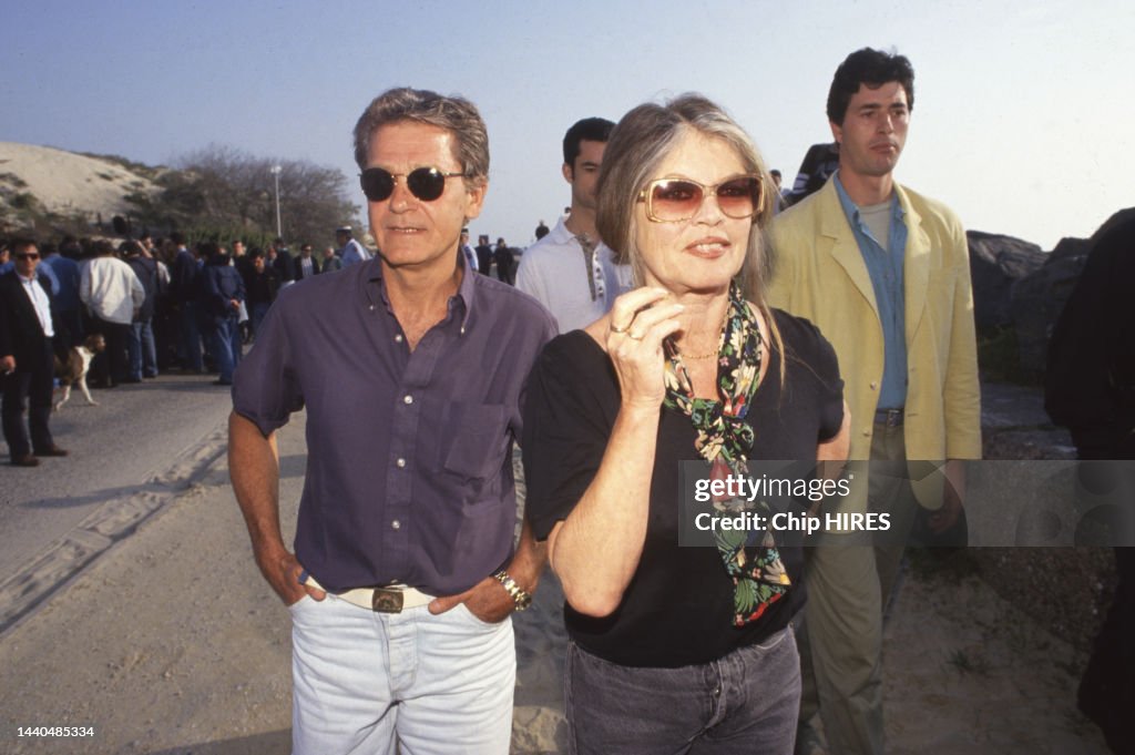 L'actrice Brigitte Bardot et son mari Bernard d'Ormale marchent... News Photo Getty Images