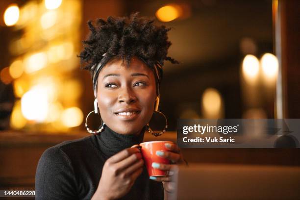 mujer africana sosteniendo una taza de café - caffeine fotografías e imágenes de stock