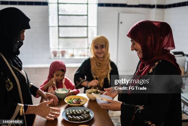 donne islamiche che preparano il cibo a casa - cucina del medio oriente foto e immagini stock