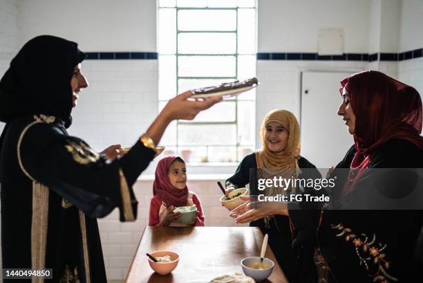 islamic women preparing food at home - lebanese food stockfoto's en -beelden