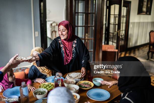 islamische familie beim gemeinsamen mittagessen zu hause - arabic food stock-fotos und bilder