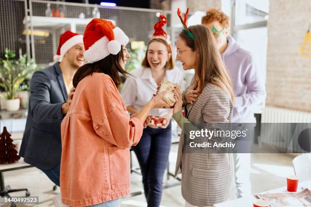 secret santa at office - christmas party office stockfoto's en -beelden