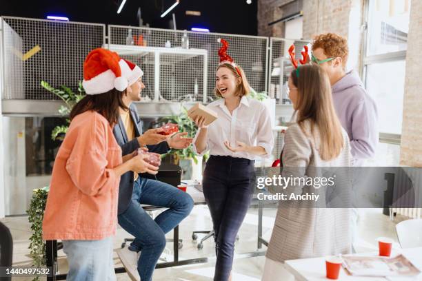 secret santa at office - feest en gedenkdagen stockfoto's en -beelden