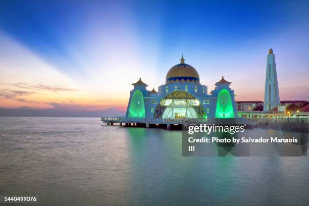 dusk at melaka's masjid selat (malacca straits mosque) - masjid selat melaka stock pictures, royalty-free photos & images