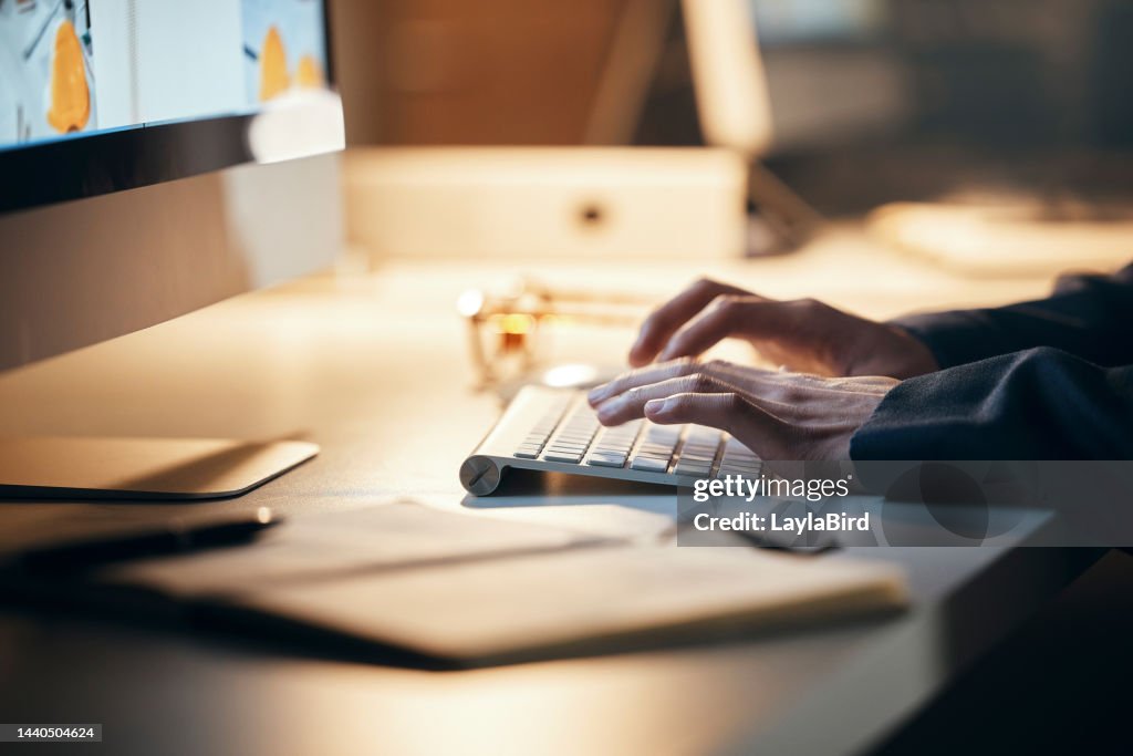 Nacht-, Tastatur- und Geschäftshände tippen am Schreibtisch für Marketingforschung, Social Media oder Website-Copywriting bei einem globalen Unternehmen. Webdesign für Desktop-, Internet- und Produktivitäts-Online-Mitarbeiterplanung