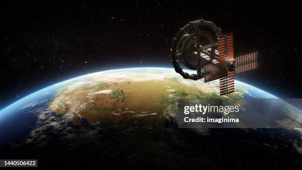 estación espacial de ciencia ficción en la órbita de la tierra - iss fotografías e imágenes de stock