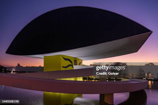 oscar niemeyer museum-mon in der dämmerung in curitiba, parana state, brasilien - oscar niemeyer museum stock-fotos und bilder