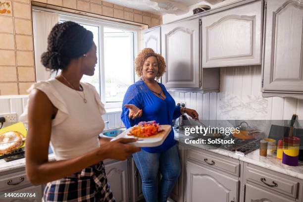 mama in der küche helfen - fragen beim kochen stock-fotos und bilder