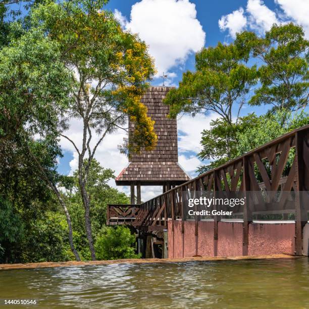 der brunnen und der philosophenturm im bosque alemão (deutsches holz), curitiba, bundesstaat parana, brasilien. - parana state stock-fotos und bilder