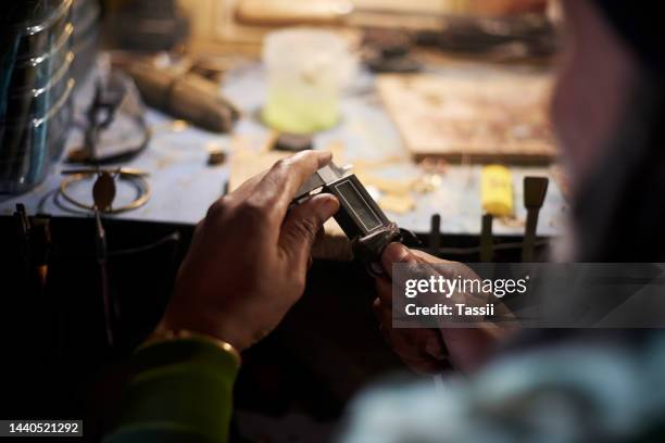 gioielleria, tecnico e mani dell'uomo in officina che misura la taglia dei diamanti. tuttofare, artigiano e uomo di colore dal sud africa in magazzino che lavora nel design per l'industria della produzione di diamanti - working tools foto e immagini stock