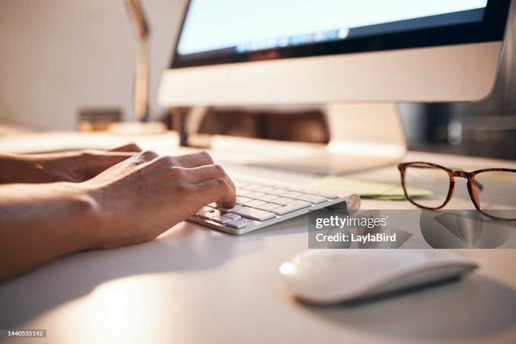 Computer, Tastatur und Nacht mit Business-Hands, die für Online-Marktforschung, Website-Copywriting oder E-Mail-Kommunikation tippen. Desktop, moderner Schreibtisch und Online-Autor mit Blog-Inspiration