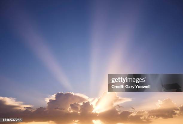 storm clouds at sunrise - sunrise photos et images de collection