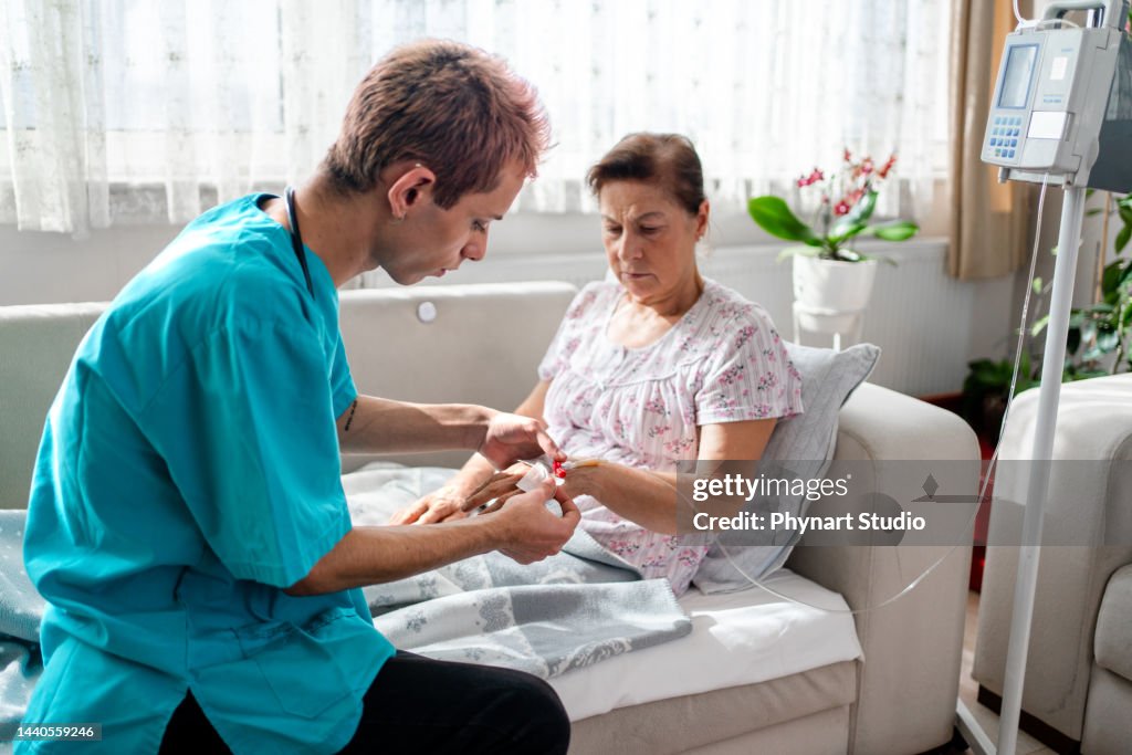 Visitador de salud y una mujer durante el hogar