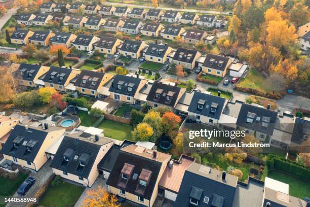 nordic residential area in autumn - woonhuis stockfoto's en -beelden