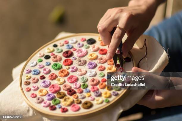 young girl sewing an embroidery in a square - pin up girl stockfoto's en -beelden